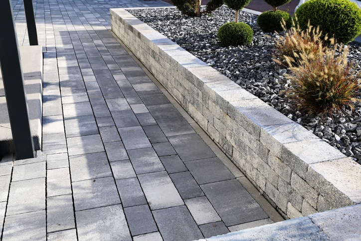 Modern front garden hardscape